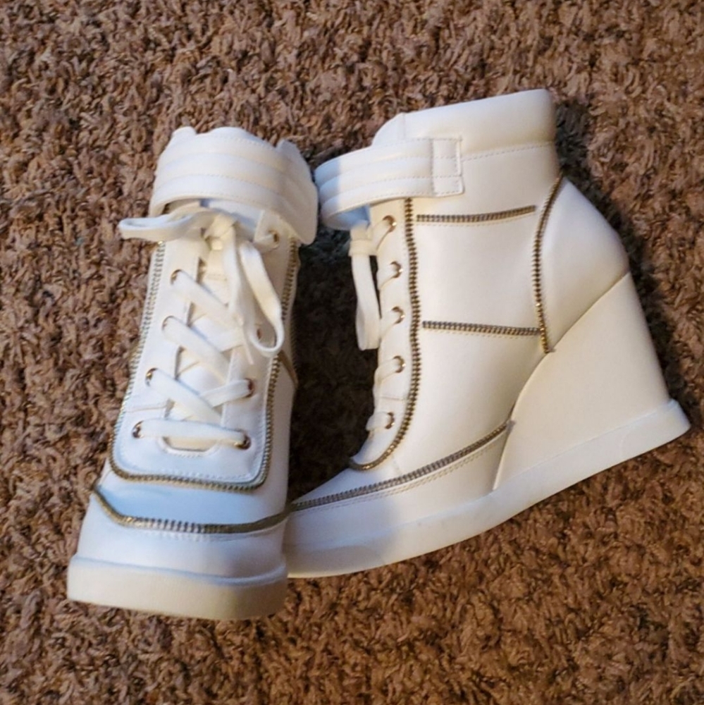 White and gold wedges